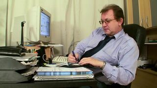 Deutsche Sekretaerspiel mit geile Damen in der Büro-Ficks-Show