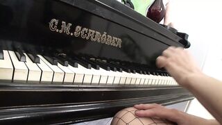 Piano Artist Gets Double Screwed