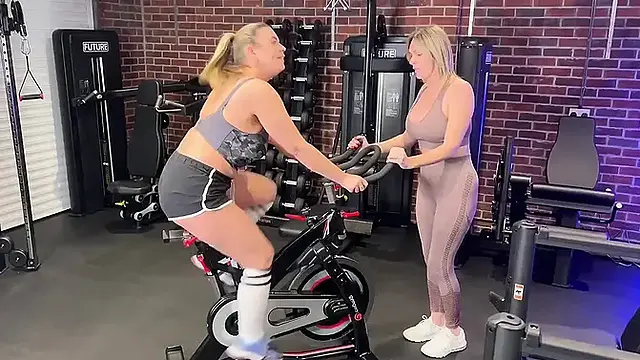 Maisie Lewis Pt Session with the Roses