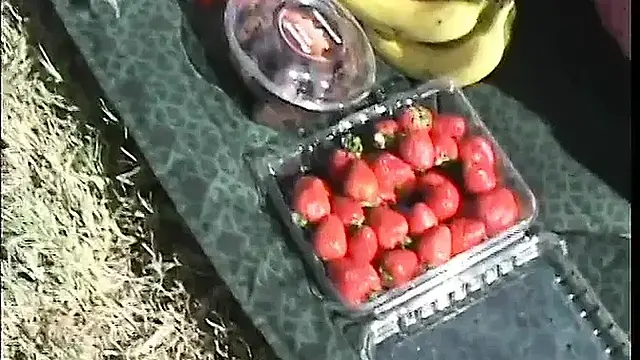 Hotty AF black dude bangs two hot cutie pies outside in a sick three-some